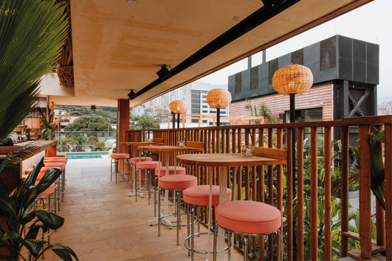 The Click Clack Hotel Medellín Exteriér fotografie The bar at the top of the hotel