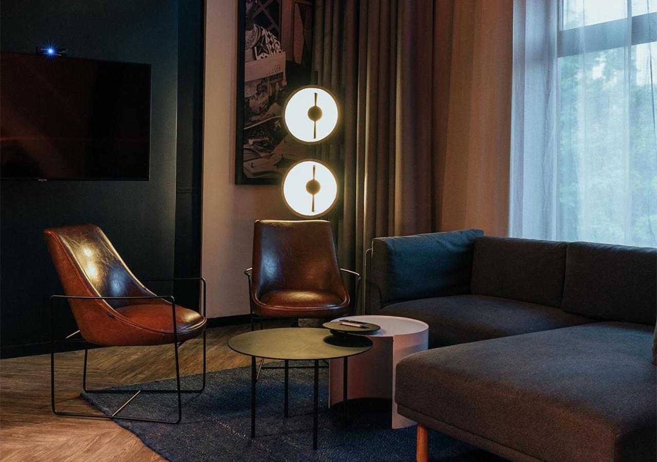 The Click Clack Hotel Medellín Exteriér fotografie A floor lamp