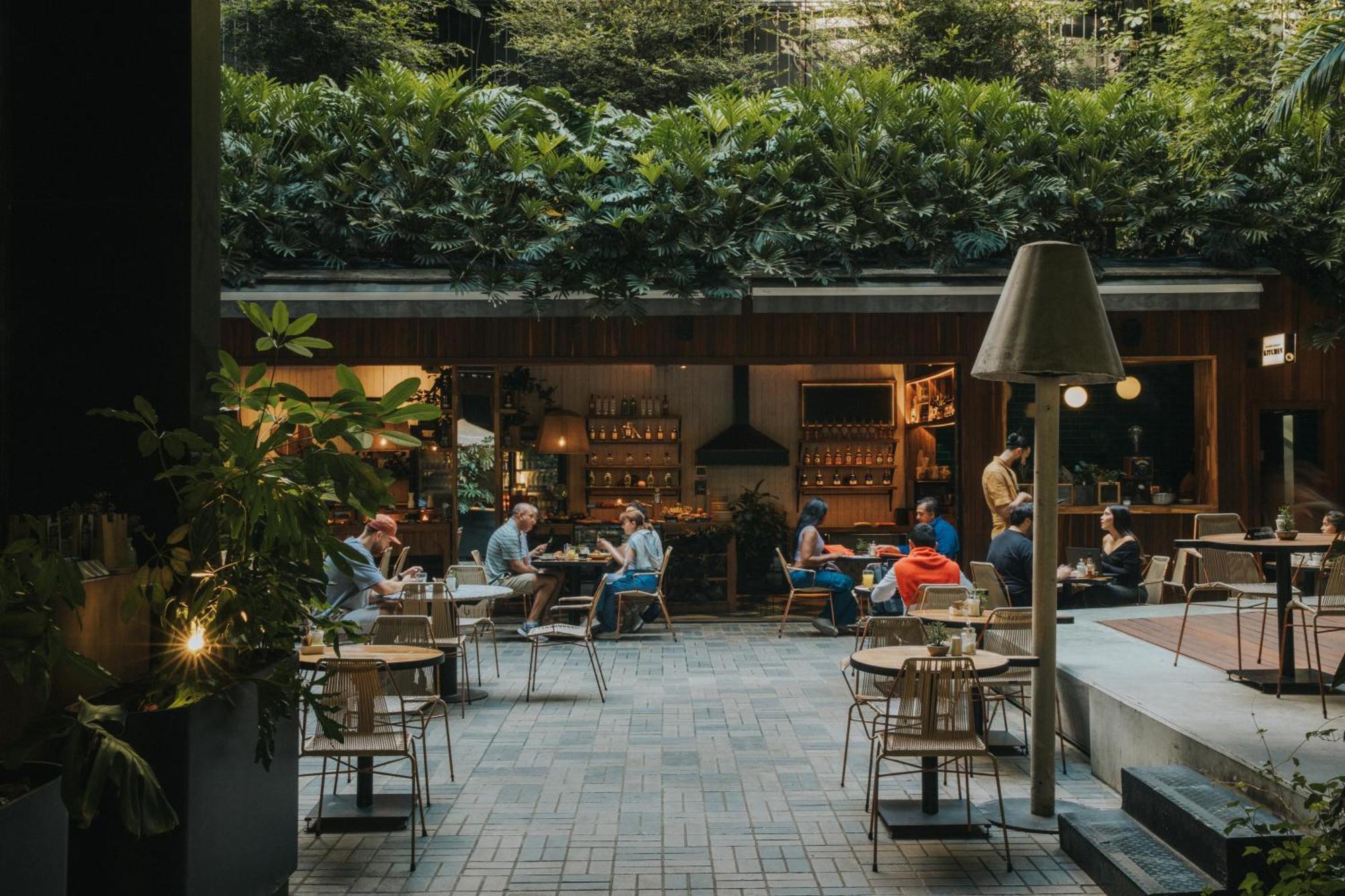 The Click Clack Hotel Medellín Exteriér fotografie The courtyard at the hotel