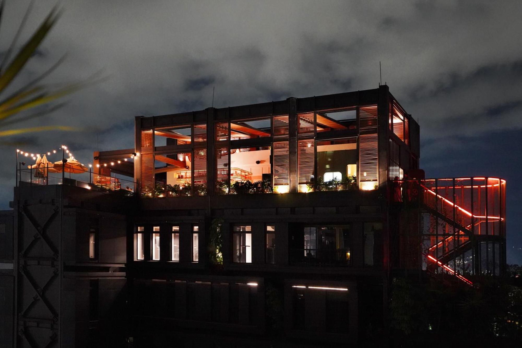 The Click Clack Hotel Medellín Exteriér fotografie The Sky Bar at the top of the building
