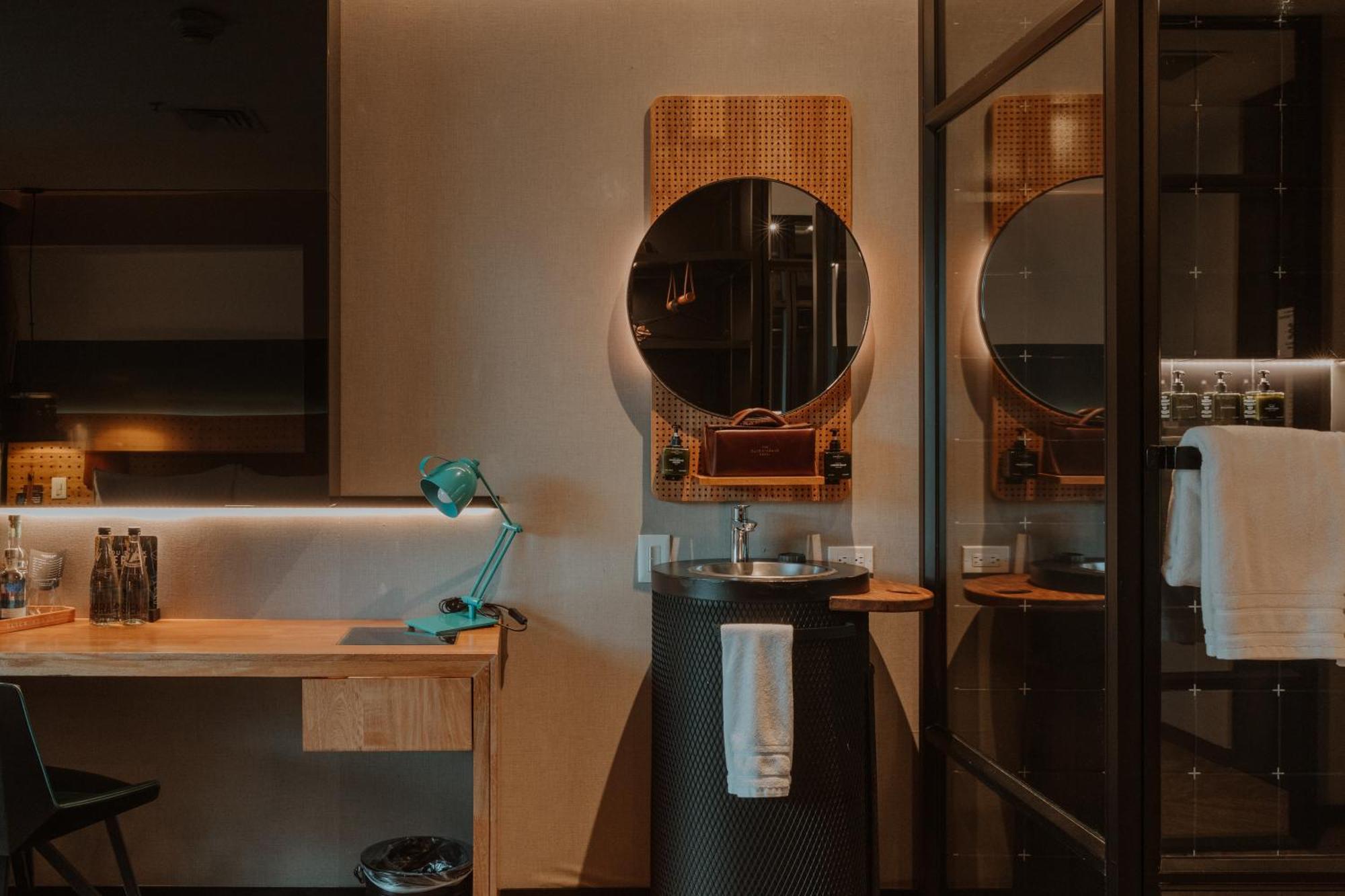 The Click Clack Hotel Medellín Exteriér fotografie Bathroom at the Hotel