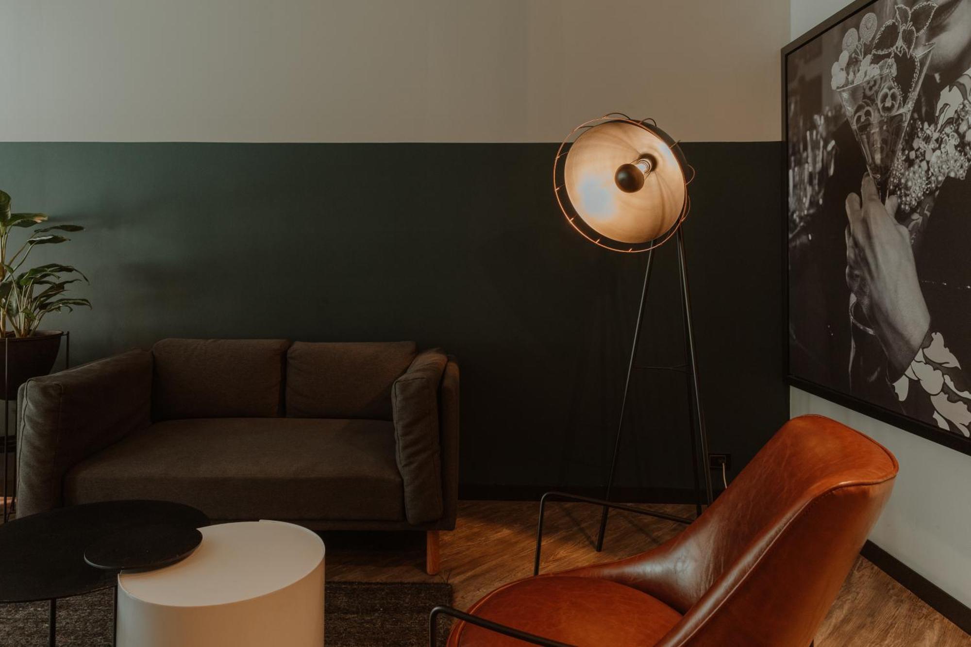The Click Clack Hotel Medellín Exteriér fotografie A floor lamp