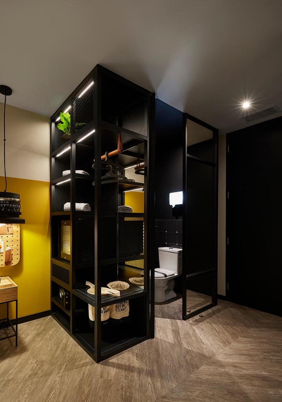 The Click Clack Hotel Medellín Exteriér fotografie A bathroom in a micro apartment