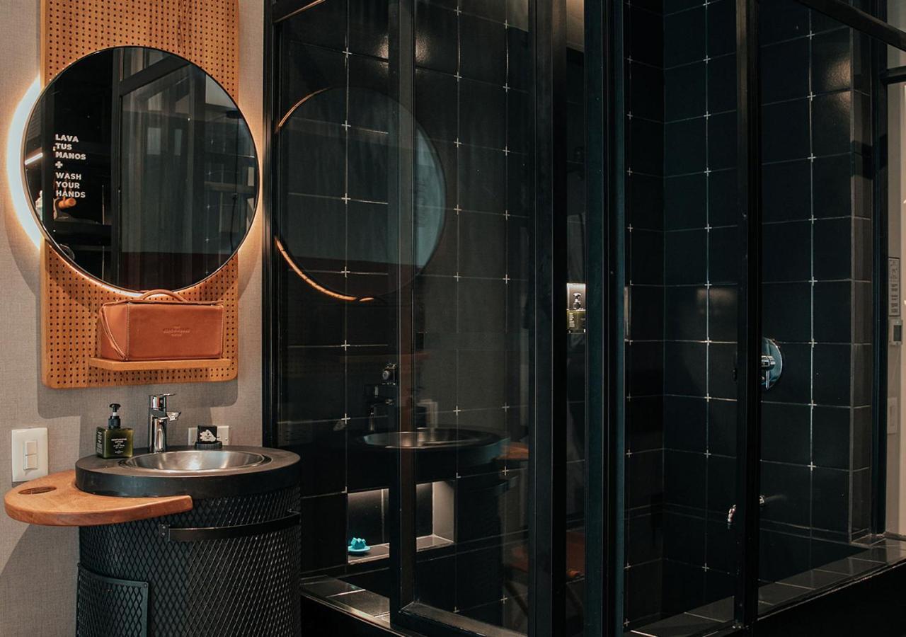 The Click Clack Hotel Medellín Exteriér fotografie Bathroom at the Standard East Village