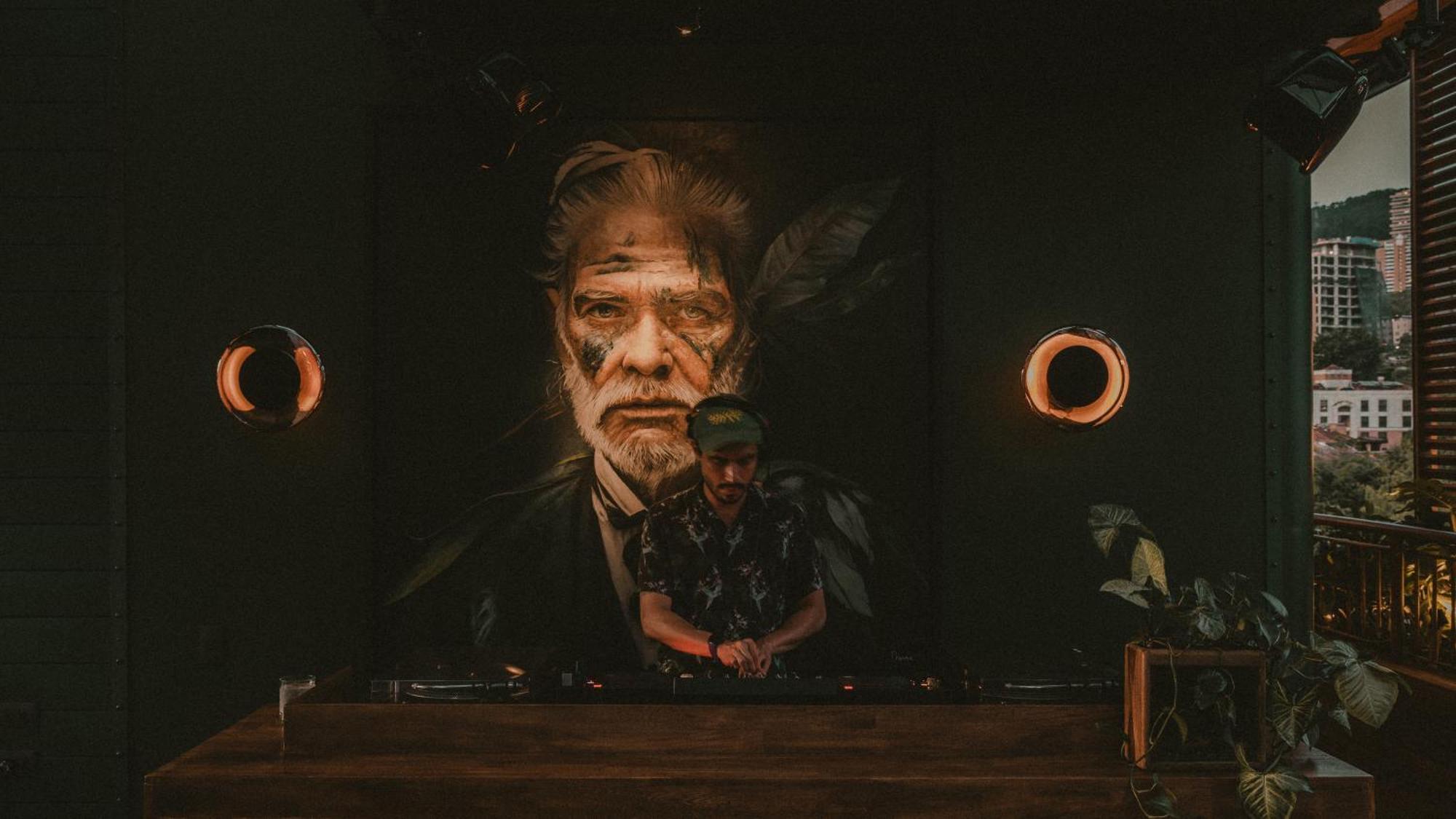 The Click Clack Hotel Medellín Exteriér fotografie The 1970s saw the rise of the New Hollywood, with films such as The Godfather (pictured) and The French Connection.