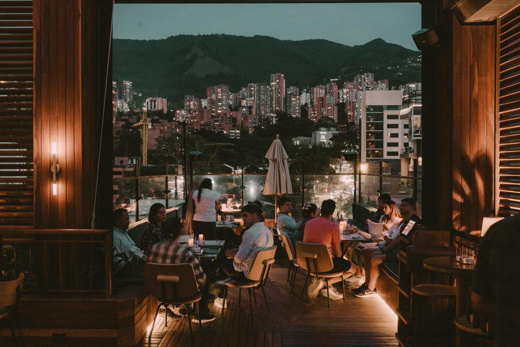 The Click Clack Hotel Medellín Exteriér fotografie View from the rooftop bar