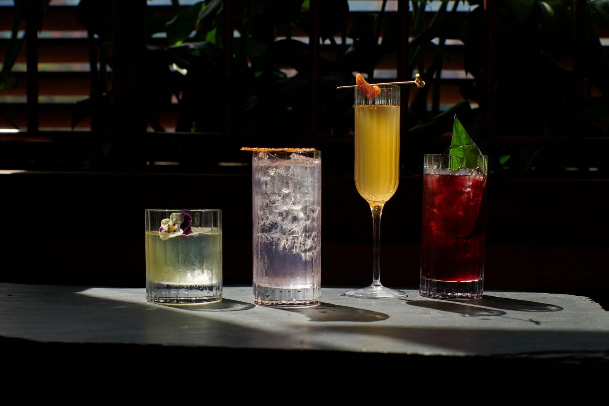 The Click Clack Hotel Medellín Exteriér fotografie Cocktails at the bar