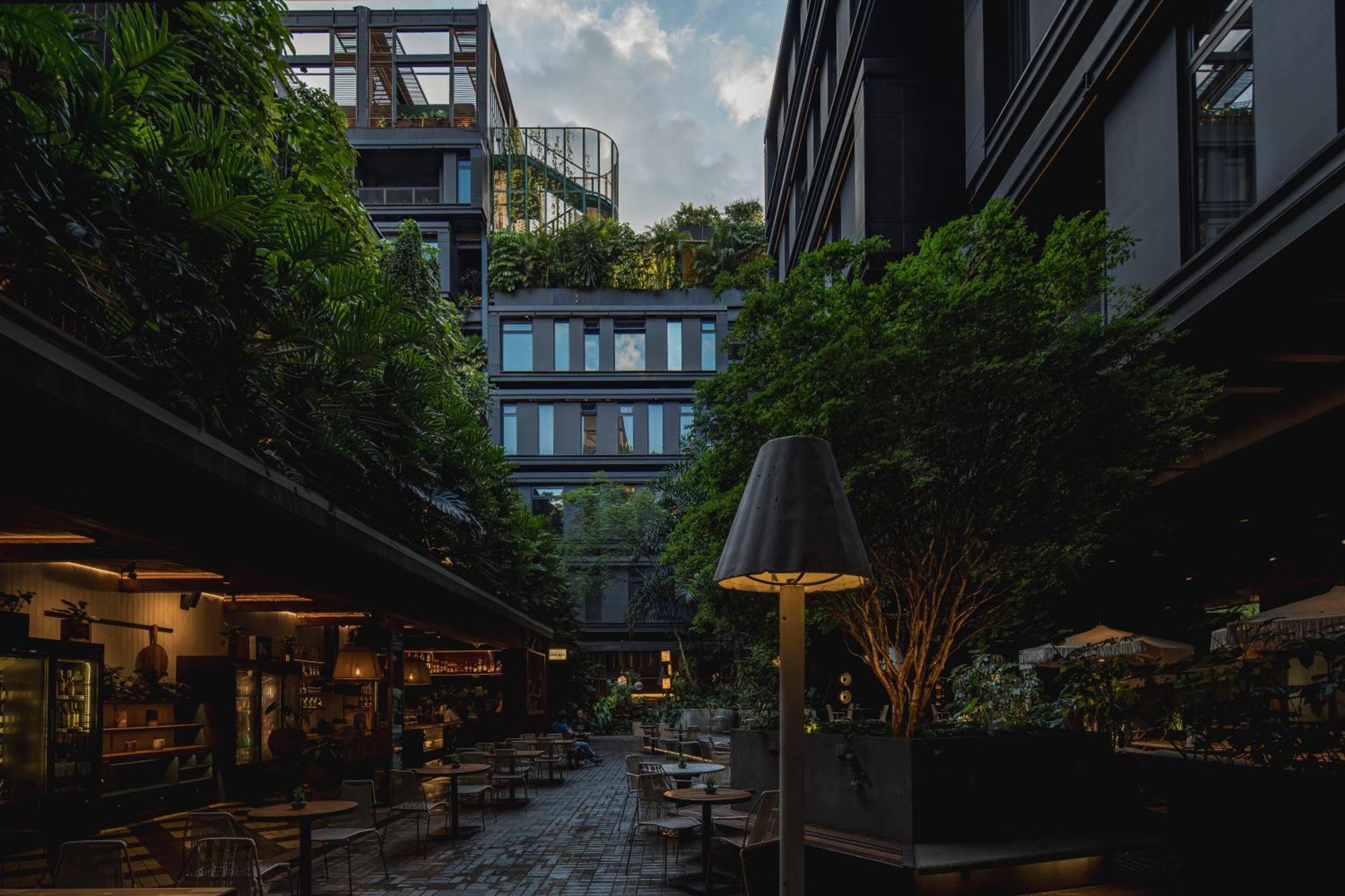 The Click Clack Hotel Medellín Exteriér fotografie The courtyard of the hotel