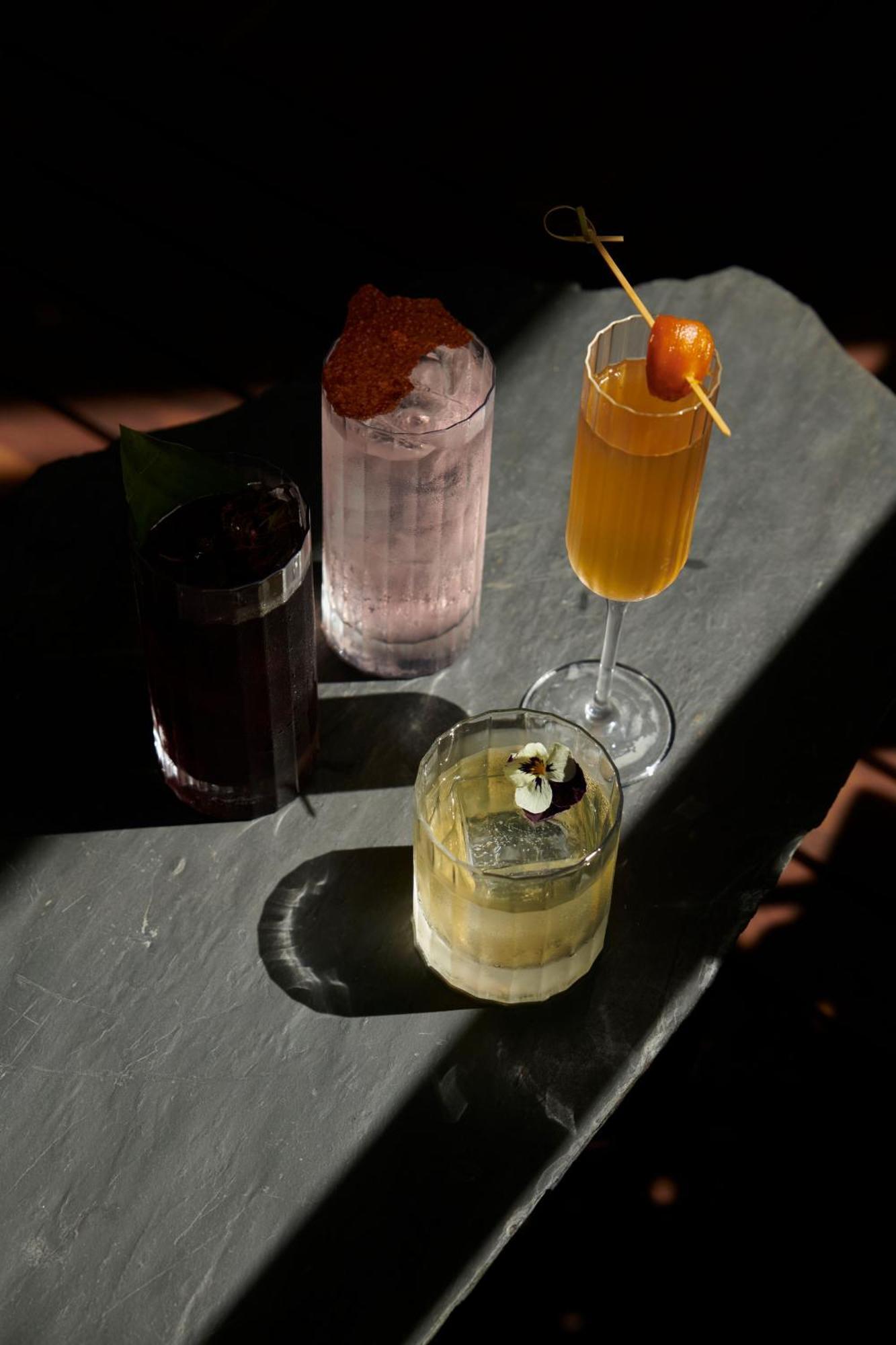 The Click Clack Hotel Medellín Exteriér fotografie Cocktails at the bar