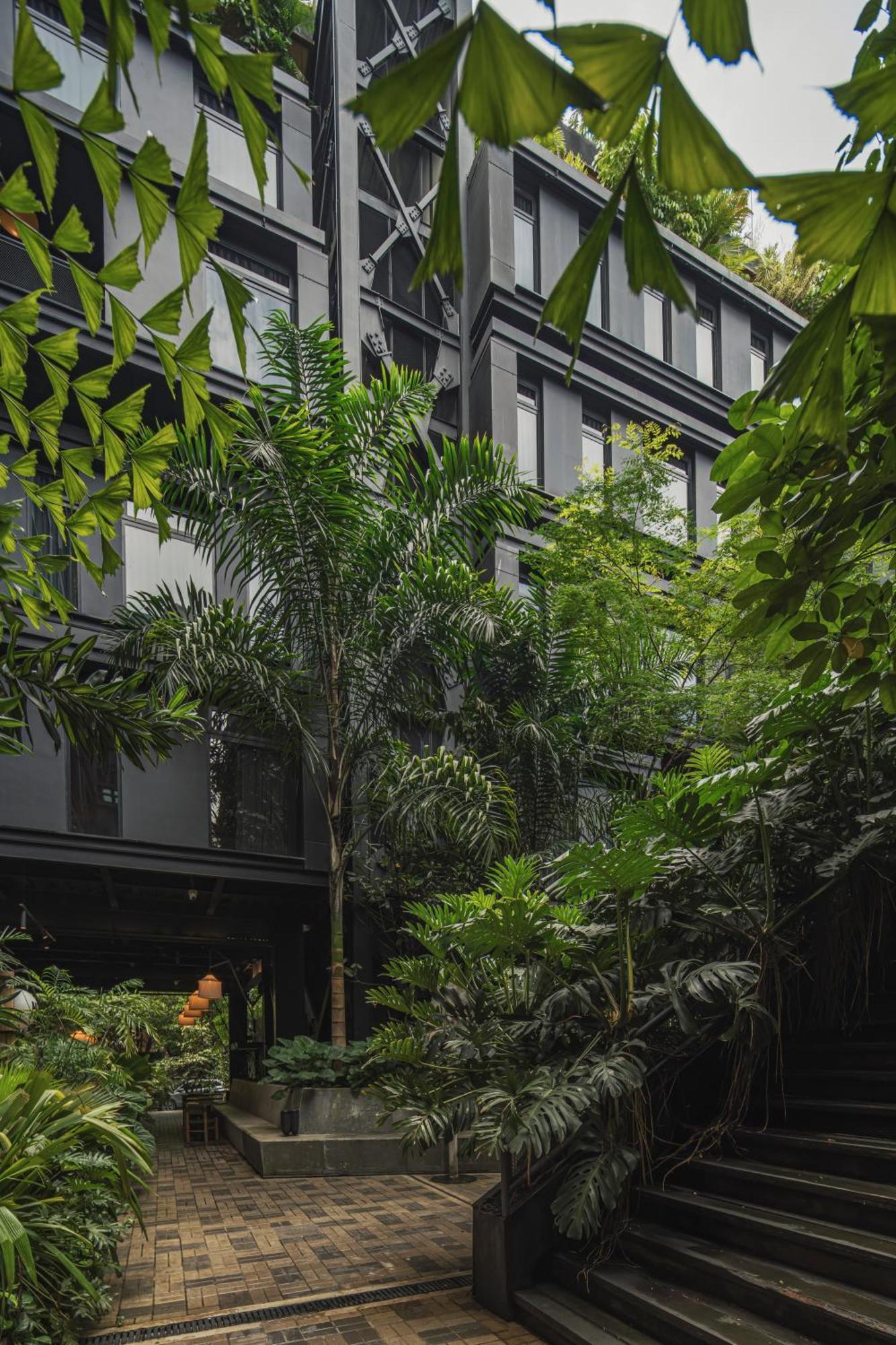 The Click Clack Hotel Medellín Exteriér fotografie The interior courtyard of the building