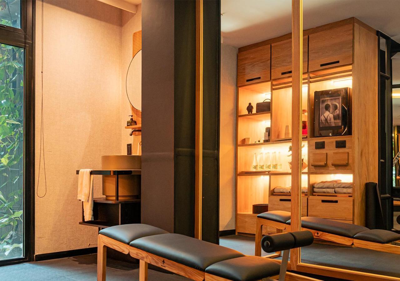 The Click Clack Hotel Medellín Exteriér fotografie A treatment room at a chiropractor's office